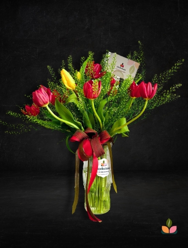 Aşkın Kırmızısı, cam vazoda Laleler