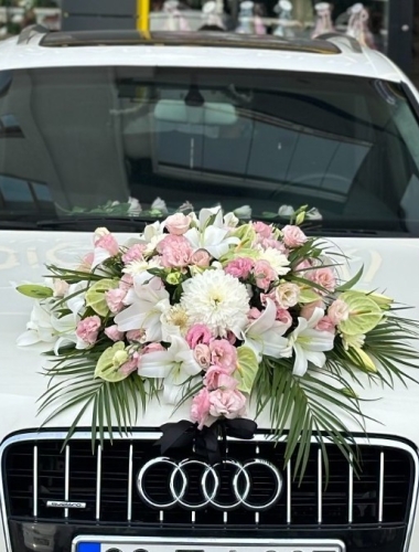 Lilyum ve Pembe Güller ile Araç Süsleme