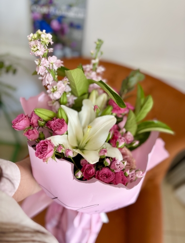 Lilyum ve gül mevsim buketi