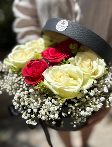 Kutudu kırmızı ve beyaz güller